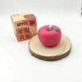 Vela aromática de manzana roja con hoja verde en caja de regalo de papel kraft original - Rojo