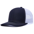 Detail der Trucker-Cap in Marineblau und Weiß mit atmungsaktivem Netz und Kontrastnähten - Kontrast-Mesh / Navyblau und Weiß