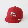 Dettaglio cappellino rosso per neonati con tesa morbida, ricamo di cucciolo bianco e cuciture - 50cm (1-3 anni) / Rosso