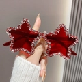 Lunettes de soleil en forme d'étoile avec verres rouges et strass argentés en main - Rouge