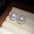 Orecchini a perno vintage francesi con perle bianche rotonde e lucentezza satinata brillante - Medio 2cm / Champagne