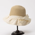 Elegant wide-brim straw sun hat for women featuring a stylish beige bow and pleated fabric - M (56-58cm) / Off White