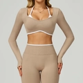 Λεπτομέρεια από γιόγκα crop top χωρίς ραφές με αντίθεση και μανίκια με τρύπες για αντίχειρα - S / Tops / Αντίθεση Καφέ/Λευκό