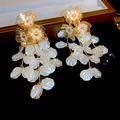 Makroaufnahme goldener Vintage-Ohrringe mit Perlen und weißen Schichtblüten - 26# Silbernadel - Gold - Weiß