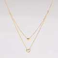 Detalle de collar de doble capa dorado con colgante de corazón y nácar blanco - Dorado