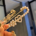 Detail of a gold-plated safety pin brooch with pearl flowers and heart-shaped patterns - Golden Interlocking Heart Pearl Brooch (7.5cm)