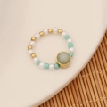 Macro di anello fatto a mano con perle bianche e pietra centrale verde chiaro - Blu