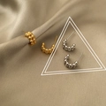 Minimalist U-shaped beaded hoop earrings in gold and silver finish on silk fabric - White Gold