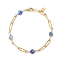 Dettaglio del bracciale a catena con graffetta dorata, perle di lapislazzuli naturali e chiusura - Blu