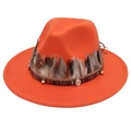 Detail eines orangen Wollhutes mit Federn, gewebtem Band und Ethno-Metallanhängern - Orangegelb (Große Feder)