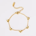 Detail eines vergoldeten Herzarmbands mit eingravierter 18KGP Punze und Verschluss - Gold Armband / Gold