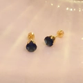 Détails de boucles d'oreilles dorées avec zircon bleu foncé et fermoir à vis - Bleu saphir