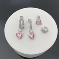 Set di orecchini a cuore rosa con perni in argento e ear cuff su espositore bianco - Set Cuore Rosa