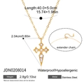 Détail du collier croix en acier inoxydable plaqué or 18K avec zircons blancs - Style Micro Croix (JDN0208014)