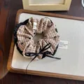 Chouchou à carreaux kaki avec cœurs noirs, dentelle et nœud en ruban élégant - Carreaux avec nœud cœur / Marron