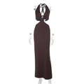 Detailansicht des braunen Maxi-Cutout-Kleids mit zentralem V-Ausschnitt Metallring-Akzent - S / Braun