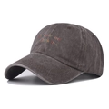 Detalle de gorra de béisbol de algodón lavado con bordado de colores y visera curvada - Ajustable / Café