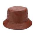 Vista detallada del gorro de pescador en cuero PU marrón con costuras y textura - M (56-58cm) / Marrón