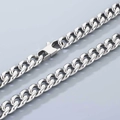Vue macro d'une chaîne cubaine en argent avec un fermoir mousqueton carré poli - Fermoir à Fiche(10mm)