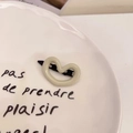 Pince à cheveux minimaliste en forme de cœur blanc crème sur une plaque en céramique - Cœur Blanc Crème