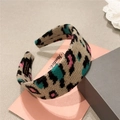 Detail van handgemaakte pluche haarband met luipaardprint en label gemaakt in Zuid-Korea - Grijs