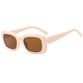Modische beige quadratische Sonnenbrille mit braunen Gläsern im professionellen 45-Grad-Winkel - Beige