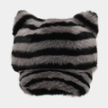 Détail des oreilles de chat en peluche sur le bonnet d'hiver en fausse fourrure rayée - Rayé Noir Gris