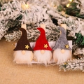Drei hölzerne Weihnachts-Gnome-Klammern mit Filzhüten in Braun, Rot und Grau mit Sternen - Gnome-Stil (P-M67)