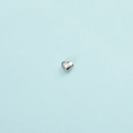 Primer plano de cuenta de corazón de acero inoxidable pulido con agujero de 1mm para joyas - Color Acero