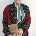 Detail eines französischen Vintage-Seidenschals mit Schriftzug und Papiertütenverpackung - Grün