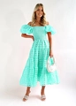 Detail van mintgroene off-shoulder jurk met gerimpeld lijfje en gestructureerde gaasstof - S / Cyaan