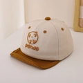 Dettaglio del cappellino per neonati con ricamo panda giallo e visiera morbida - Beige/Giallo Zenzero
