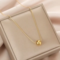 Collar minimalista de acero de titanio dorado con cuenta redonda sobre fondo de seda - Cuenta de 8mm / Dorado