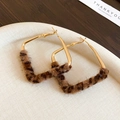 Gros plan de boucles d'oreilles de luxe à motif léopard avec anneaux géométriques dorés - Cœur En Peluche Irrégulier (19# Tige en Argent-Or-Peluche)