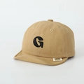 Dettaglio ravvicinato del cotone e del ricamo della lettera G su questo cappellino bimbo - 50cm (1-3 anni) / Cachi
