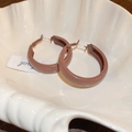 Vue détaillée des créoles imprimé léopard marron sur un plateau en coquillage - 10# Tige d'oreille en argent sterling 925 - Café - Rond