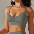 Dettaglio del reggiseno sportivo senza cuciture con orlo a coste e trama a maglia fine - Grigio scuro