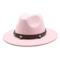 Détail d'un chapeau en laine rose avec bande en cuir marron et pierres turquoise - Rose