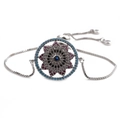 Dettaglio del bracciale mandala in argento con zircone blu e catena regolabile - Motivo Floreale Mandala / Argento Occhio Turco 2