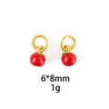 Dettaglio dei ciondoli a mela rossa con anelli dorati, misura 6x8mm e peso di 1g - Mela (6*8mm)