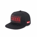 Dettaglio di un cappello snapback nero con patch in gomma Parental Advisory in rilievo - Regolabile / Cappello Nero Etichetta Rossa