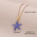 Detalle macro del collar estrella de mar con colgante 2cm y cadena 45cm en fondo beige - Estrella de Mar de Lunares Azul Real