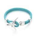 Dettaglio di ciondolo aereo in argento su bracciale intrecciato blu cielo - Corda Celeste Fibbia Argento