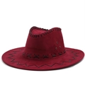 Détail d'un chapeau de cow-boy rouge foncé en daim avec coutures noires et œillets - M(56-58cm) / Bordeaux