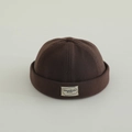 Vista detallada del gorro de pana marrón oscuro que muestra la textura gruesa y tela - Marrón