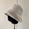 Sombrero bucket minimalista de algodón gris claro en maniquí para estilo casual - Beige