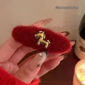 Dettaglio della clip per capelli in lana rossa con emblema poney dorato e misura 7 cm - Stile 1 (Forma a Goccia d'Acqua) / Decorazione Dorata-Rosso