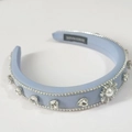 Dettaglio cerchietto imbottito azzurro con strass luccicanti e perle decorative - Blu