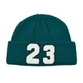 Dettaglio della maglia a costine spesse e del ricamo bianco numero 23 sul berretto - L (58-60cm) / Cappello Verde Scuro - Lettere Bianche