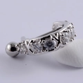 Dettaglio di piercing per cartilagine in acciaio argento con zirconi cubici lucidi - Stile 7#